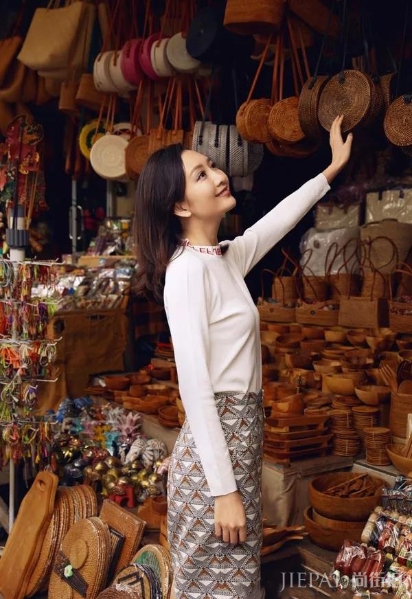 王鸥海旅拍大片慵懒怡人，体态自然美又高级了