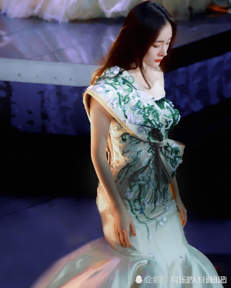 杨幂穿“礼仪小姐服”参加春晚录制,全靠颜值硬撑