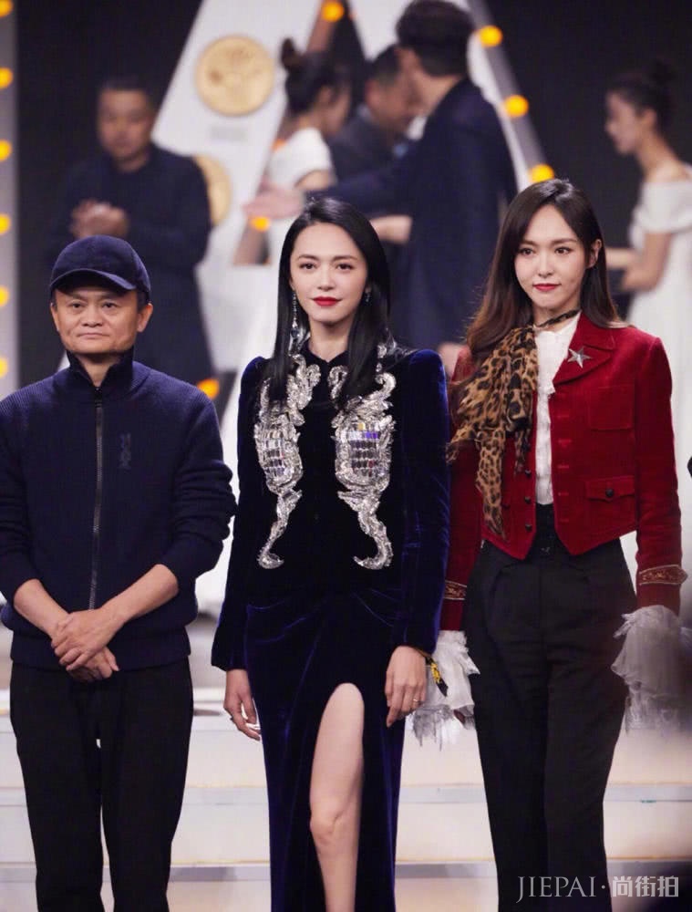 微博之夜,古力娜扎身材就是好,唐嫣C位笑起来还是那么甜