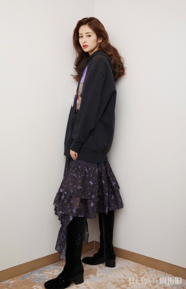 颖儿硬要把靴子当裤子穿，却火了“鸭嘴脚”，时尚得让人很服气！