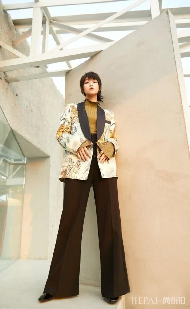 蓝盈莹穿刺绣西装搭配长裤子,轻松打造190气场