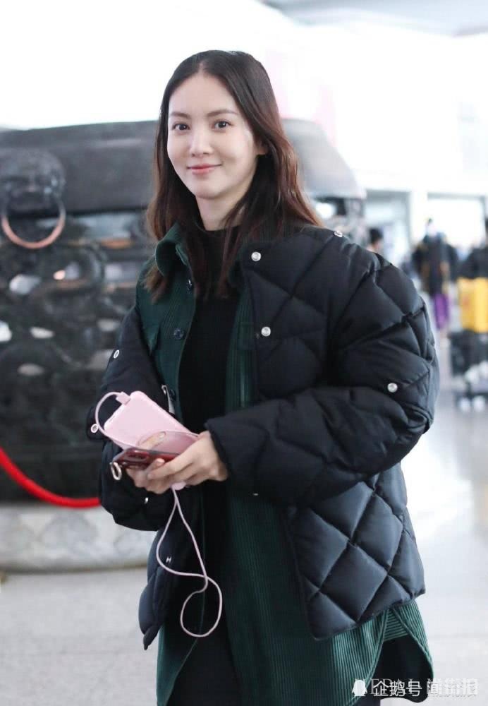 金晨绿色灯芯绒衬衣不扣,棉衣脱一半。这是想怎样时尚?