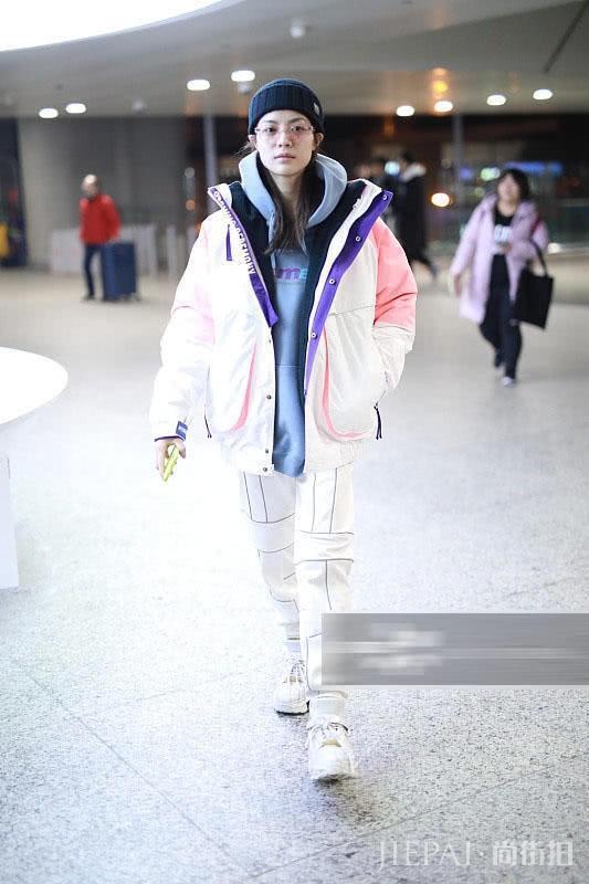 钟楚曦穿羽绒服现身，虽然未施粉黛但气场不容忽视！