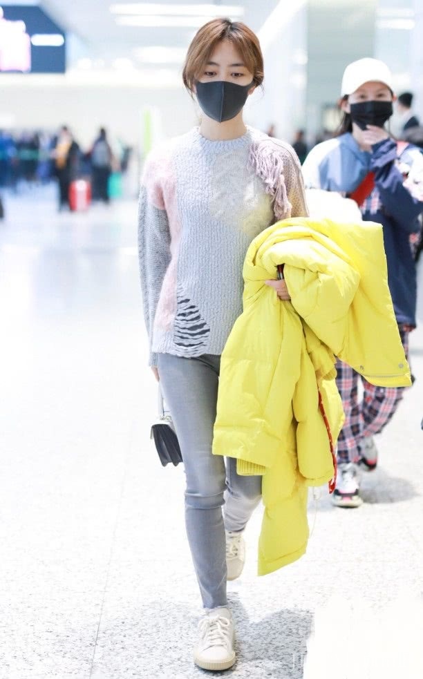 谭松韵穿“毛毯衣”终于不像学生!