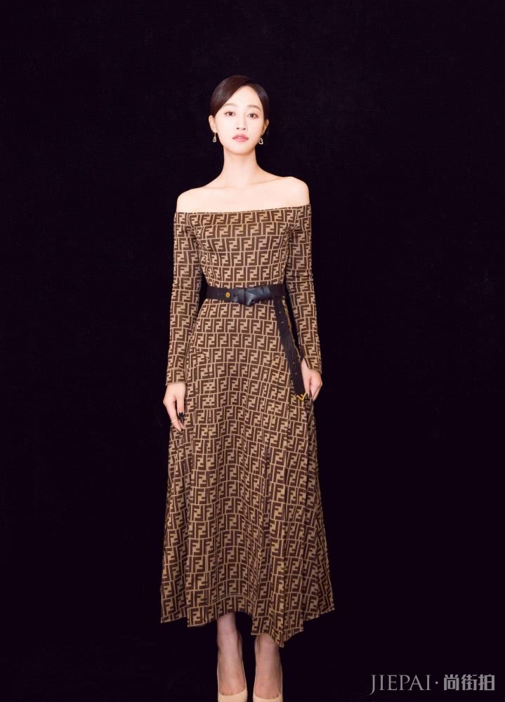 蓝盈莹穿刺绣西装搭配长裤子,轻松打造190气场