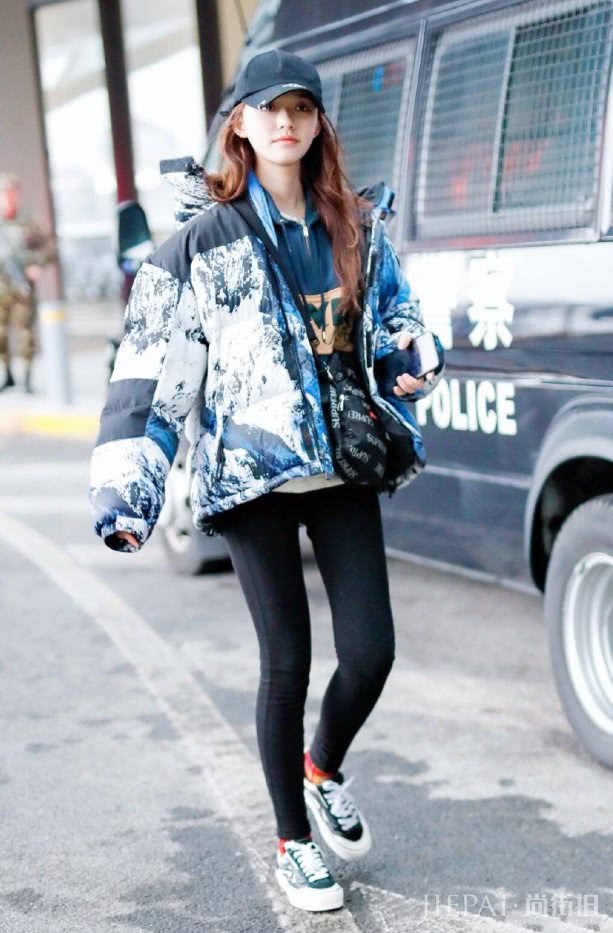 林允红色袜子穿上时尚感翻倍！