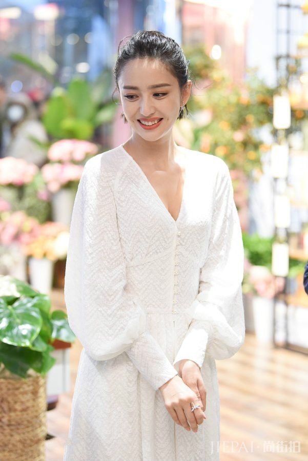 佟丽娅法式裙穿成白胖子，还以为好事将近了！