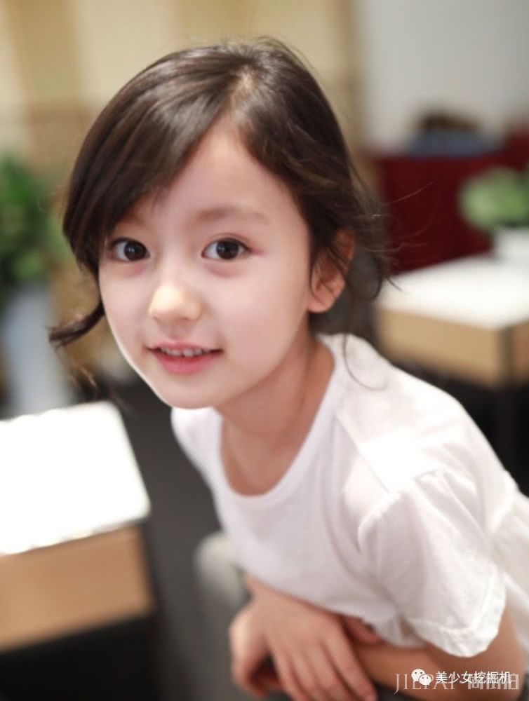 都说抖音洋娃娃是照网红界最美妈妈整的,看到她校花时照片真相了