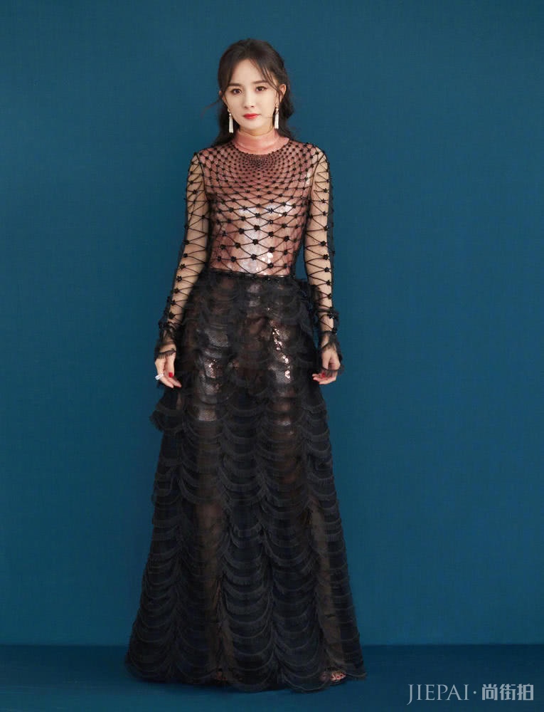 杨幂穿鱼鳞裙美成了美人鱼，优雅极了