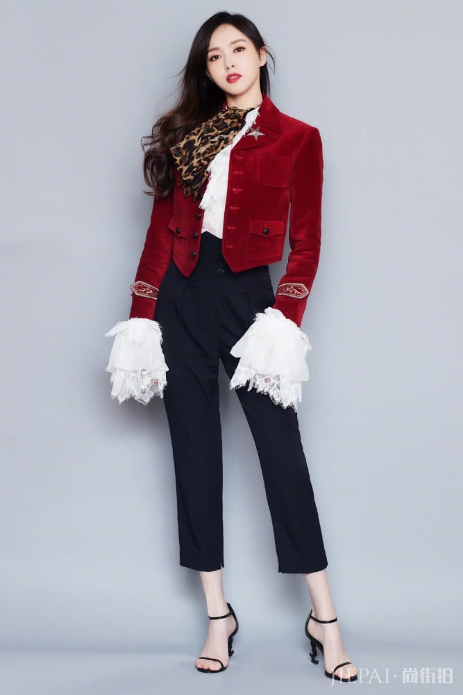 微博之夜,古力娜扎身材就是好,唐嫣C位笑起来还是那么甜