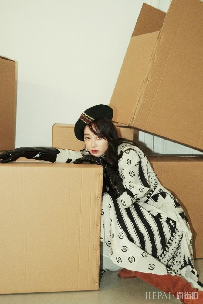 蒋梦婕黑白撞色裙搭配高筒靴子，穿起来比超模还要有气场