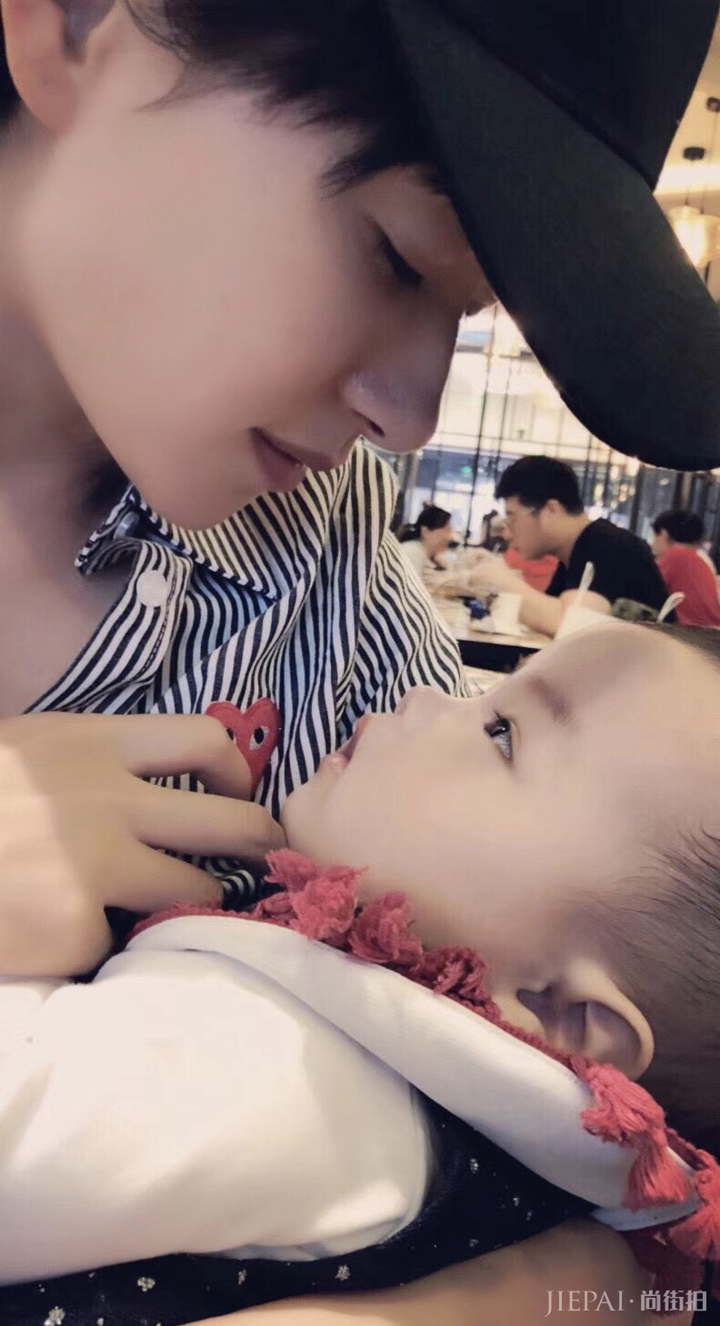 万茜身穿红色深V长裙时髦又减龄，波波头短发更惊艳