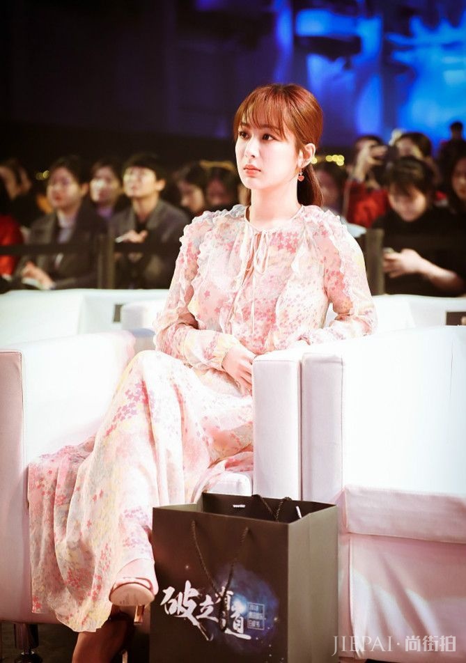 杨紫穿件碎花裙现身,哪家的村姑呢!