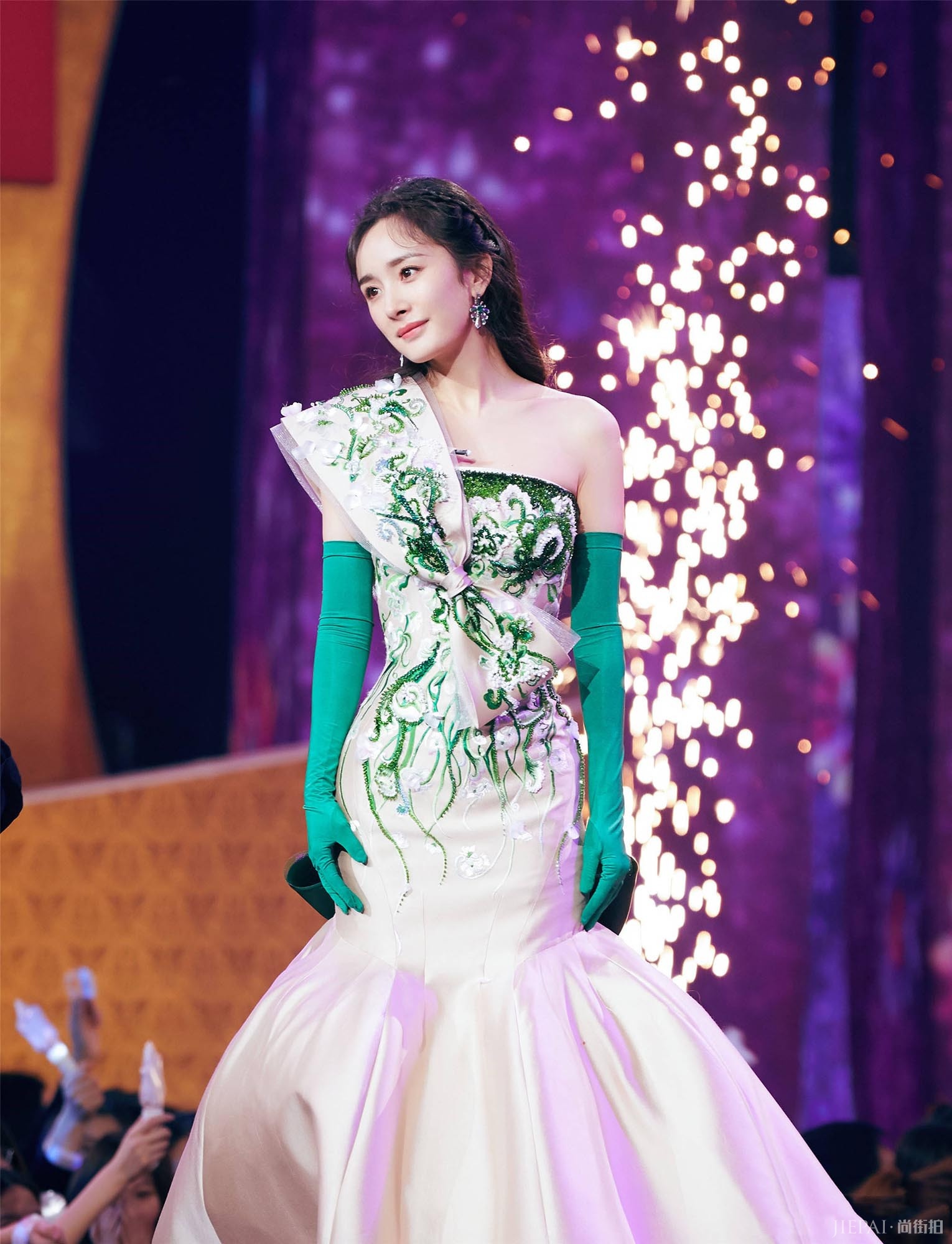 杨幂穿人鱼裙，精美刺绣胜似天仙！