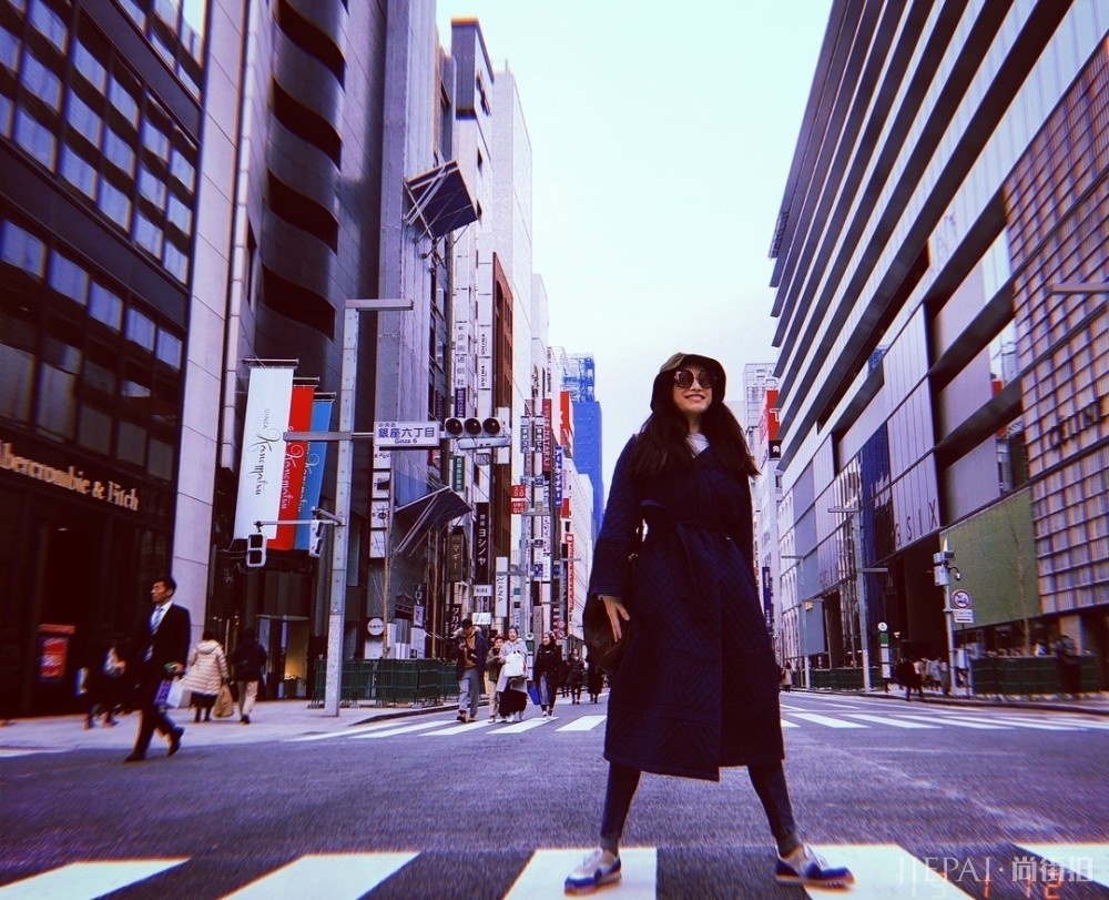 倪妮一身黑色大衣又酷又帅，美起来不低调