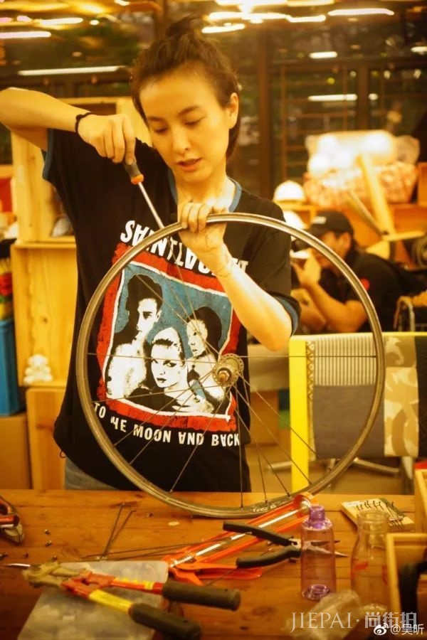 吴昕化“泡脚妆”的女星?真实的她很圈粉!