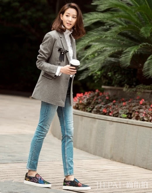 西装怎么搭配？西装+牛仔裤让你穿出洋气，气场全开！