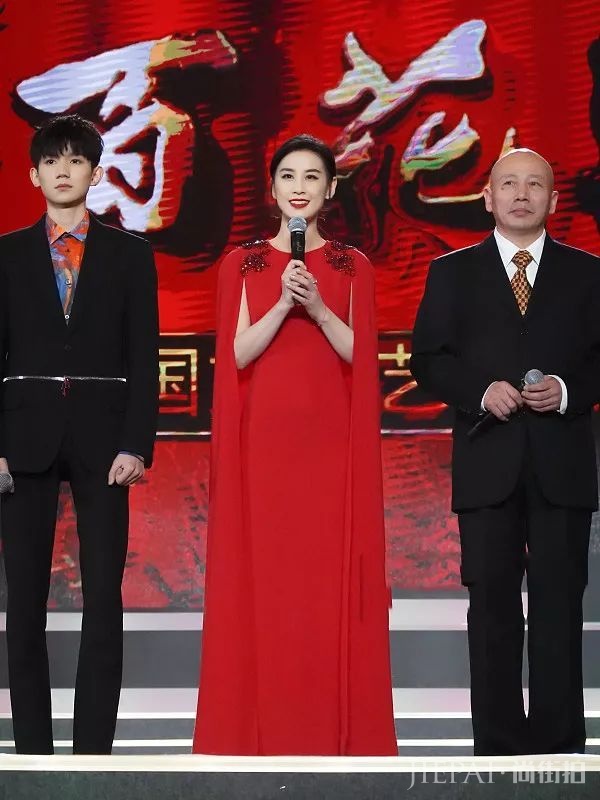 黄圣依穿着大红裙+披肩宛如仙女，艳压群芳成焦点