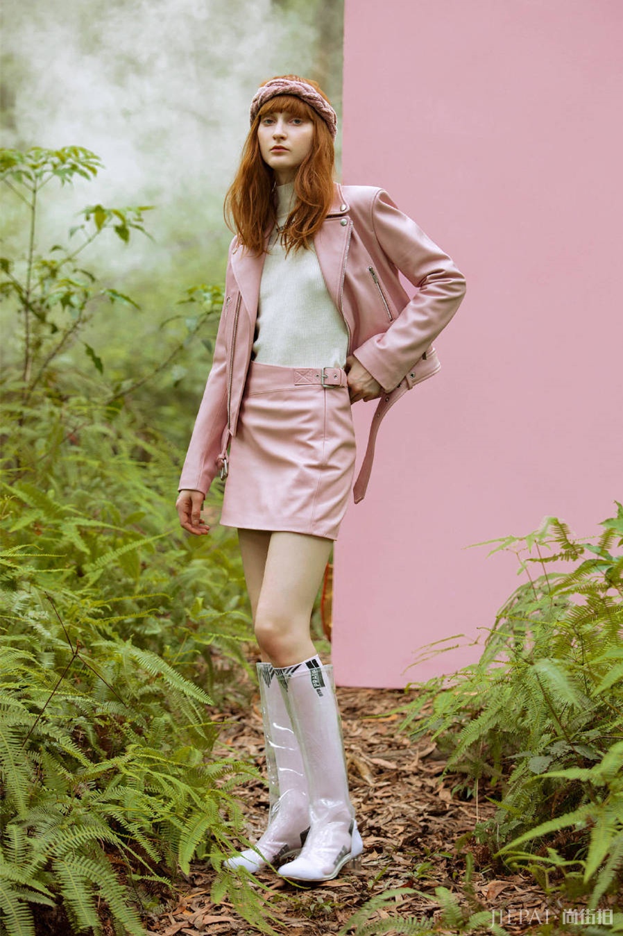 孟美岐一身粉嫩短裙甜如初恋，光脚出镜可爱爆棚