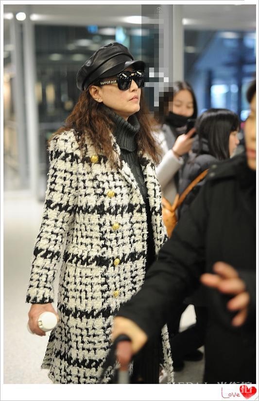 周海媚“泡面卷”发型，减龄时髦