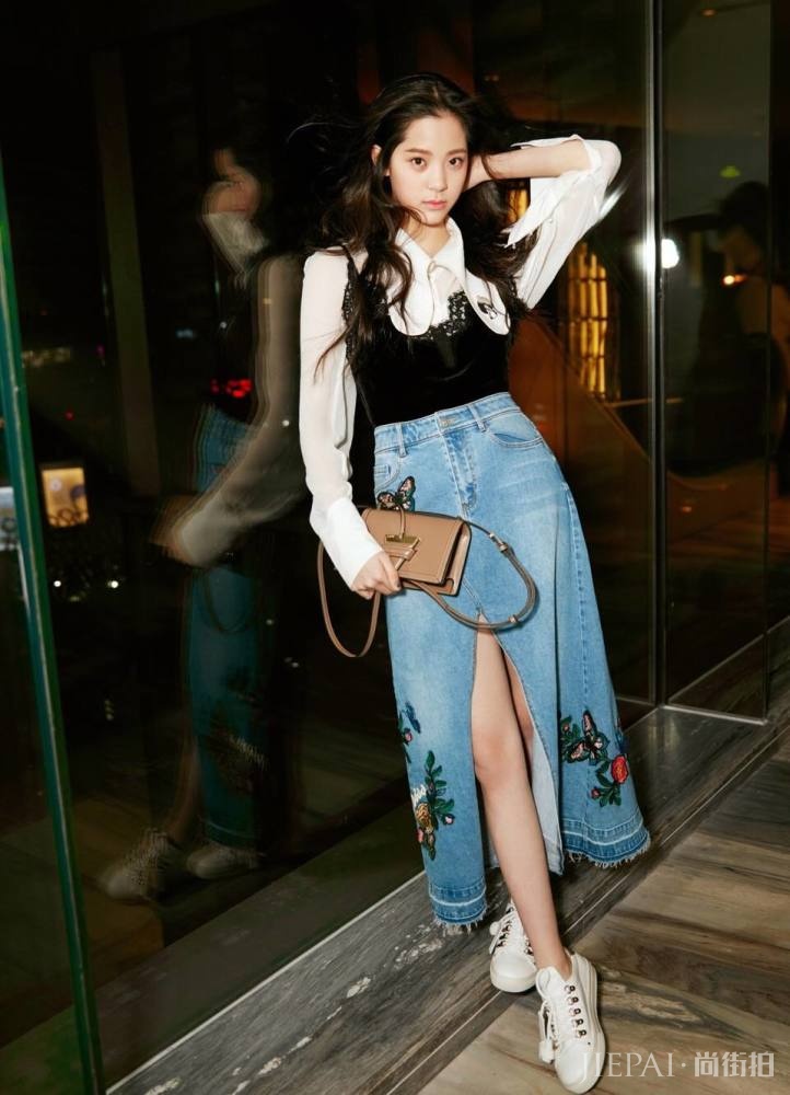 欧阳娜娜高调秀“漫画腿”,穿西装玩下衣失踪,美到惊艳