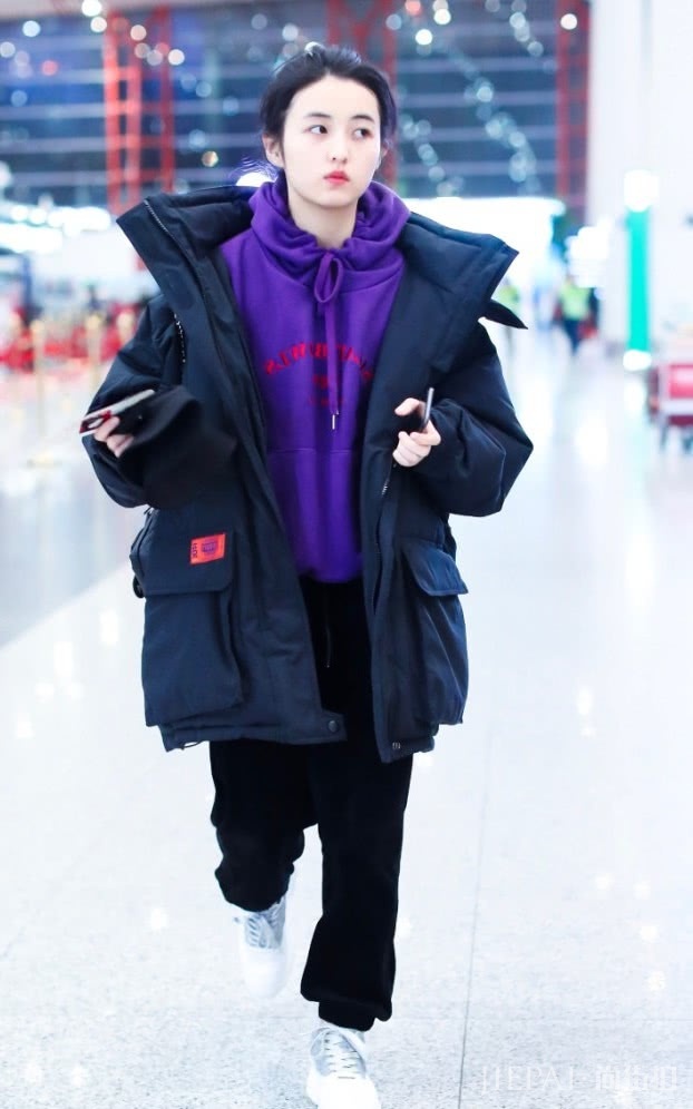 张子枫搭运动裤超时尚，演绎17岁的个性！