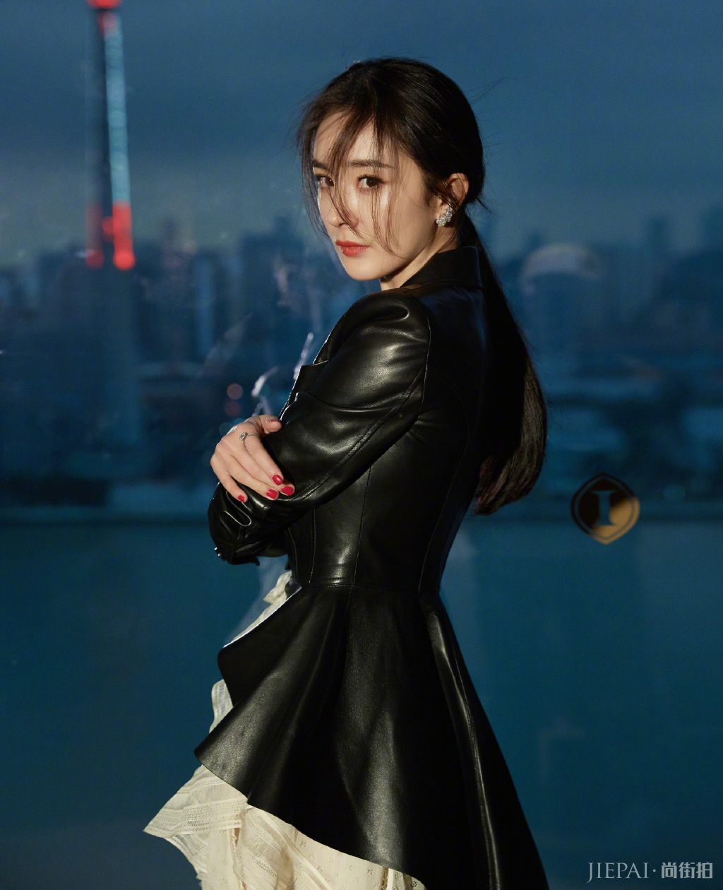 杨幂一身黑色连衣裙穿搭意外减龄