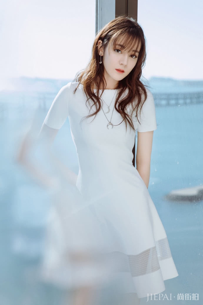 迪丽热巴又换新造型,上演长腿杀比例惊人