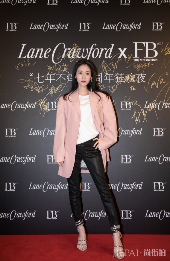 张碧晨长西装居然配上“蚊香鞋”，轻松凹出大长腿！