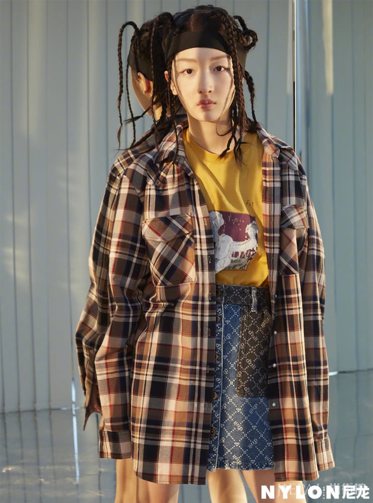 周冬雨穿拼接T恤也能又酷又美，个性穿搭就学她