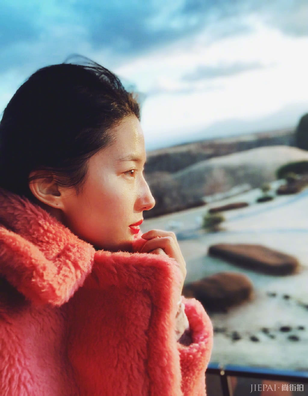 刘亦菲红色衣服搭配驼色发圈,却意外被墨镜抢镜