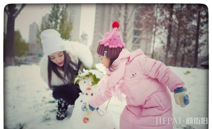 李小璐身穿红色毛衣优雅又减龄!
