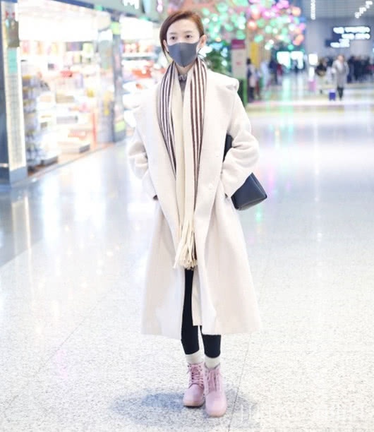 冬天怎么穿衣打扮才优雅？你需要一件白色的大衣，显白又减龄