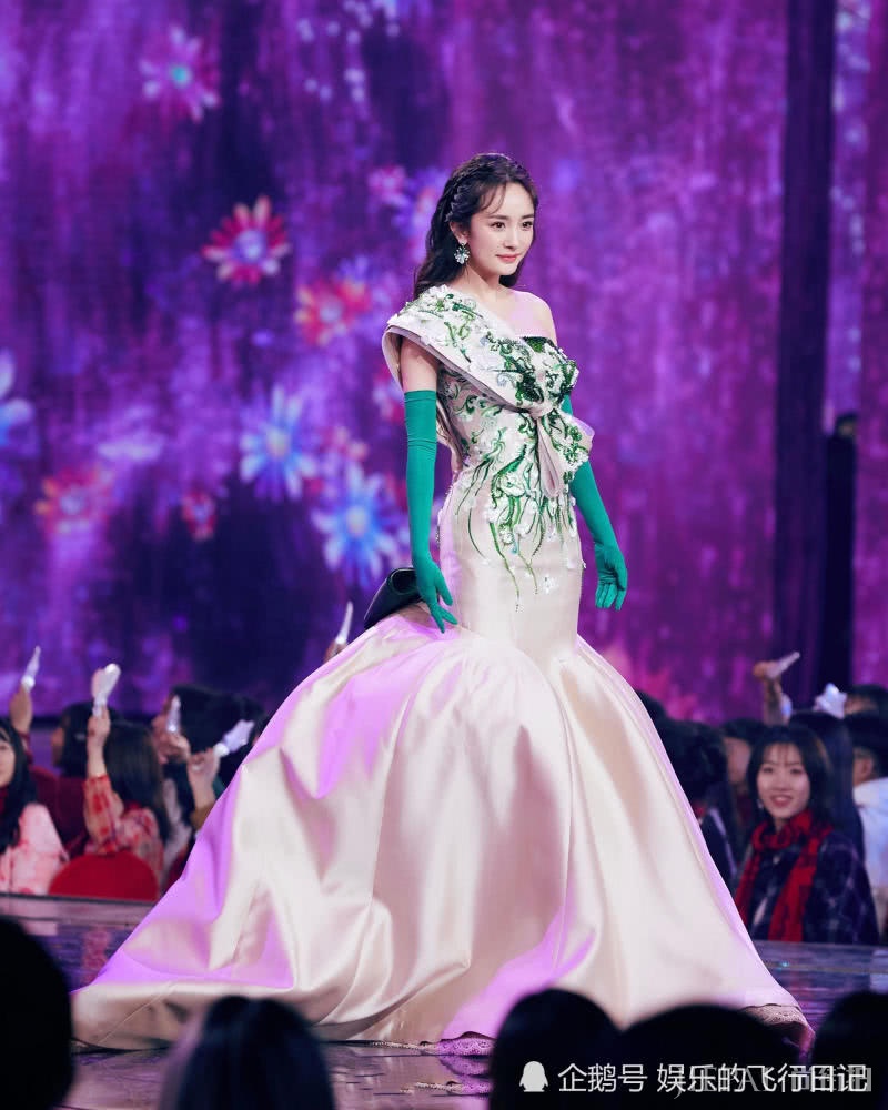 杨幂穿“礼仪小姐服”参加春晚录制,全靠颜值硬撑