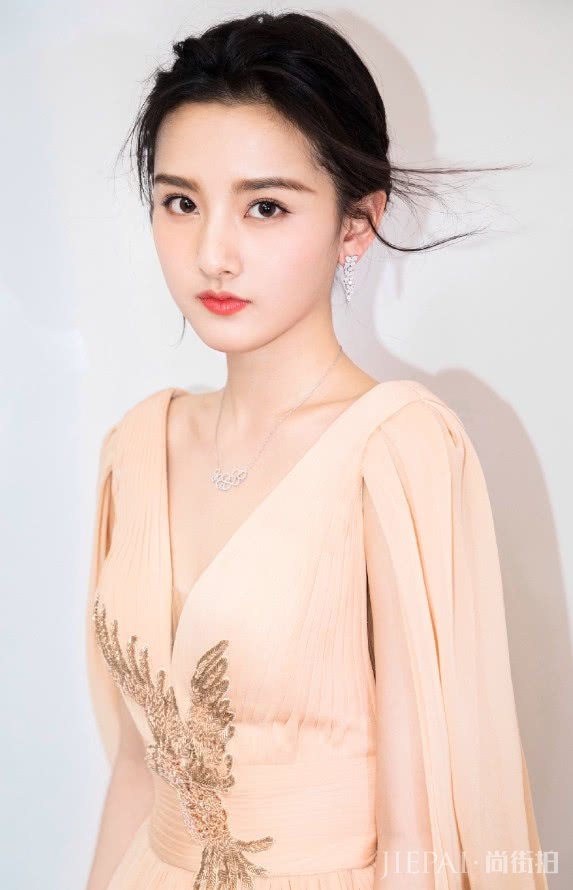 宋祖儿穿V领上演“锁骨杀”，小哪吒终于长大了！