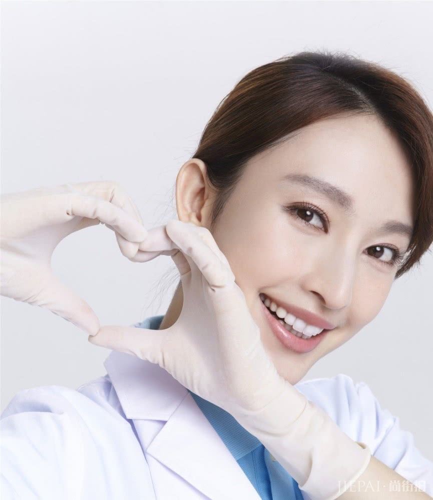 张俪将发尾弄凌乱了一些，气质变得更惊艳了！