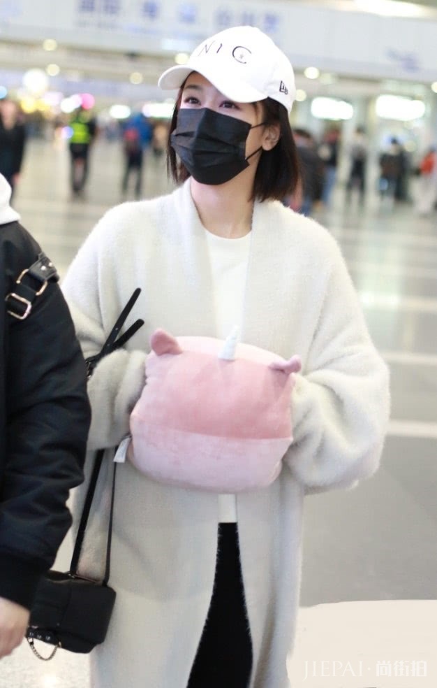 杨紫这款“馒头衣”很牛,穿上后超显瘦!