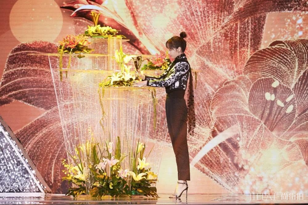 白百何换发型后越来越美，半丸子头搭西装，大长腿惊艳