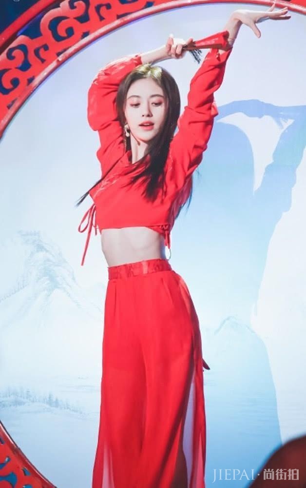 鞠婧祎红色纱裙惊艳众人!终于明白“四千年美少女”不是闹着玩的