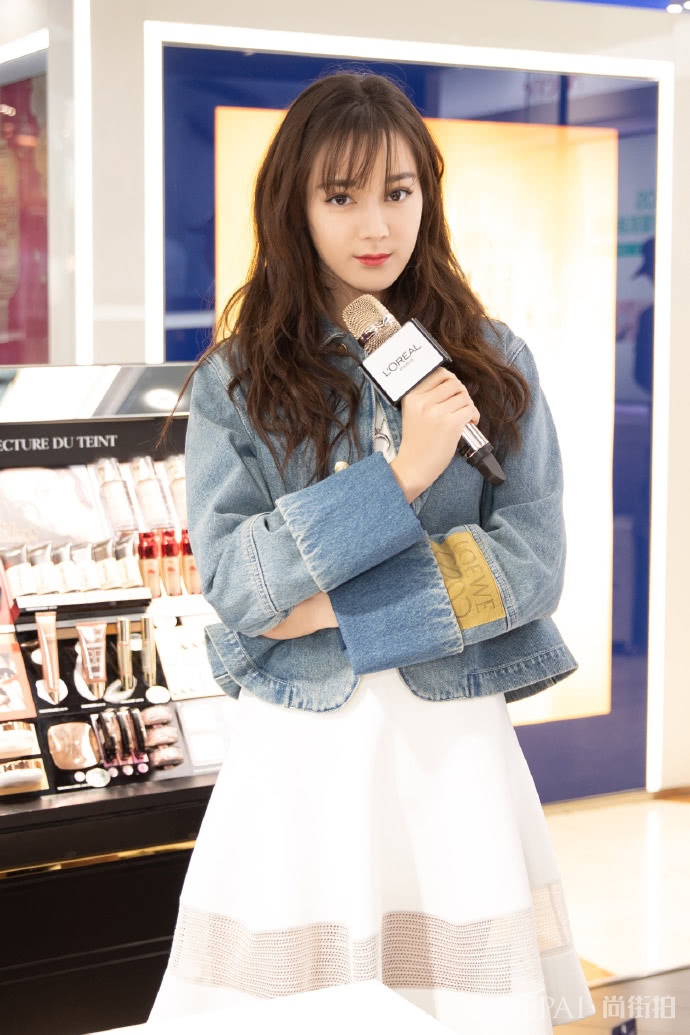 迪丽热巴又换新造型,上演长腿杀比例惊人