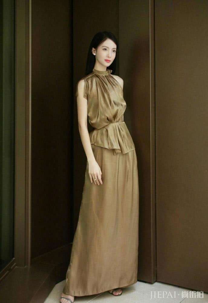 金晨绿色灯芯绒衬衣不扣,棉衣脱一半。这是想怎样时尚?