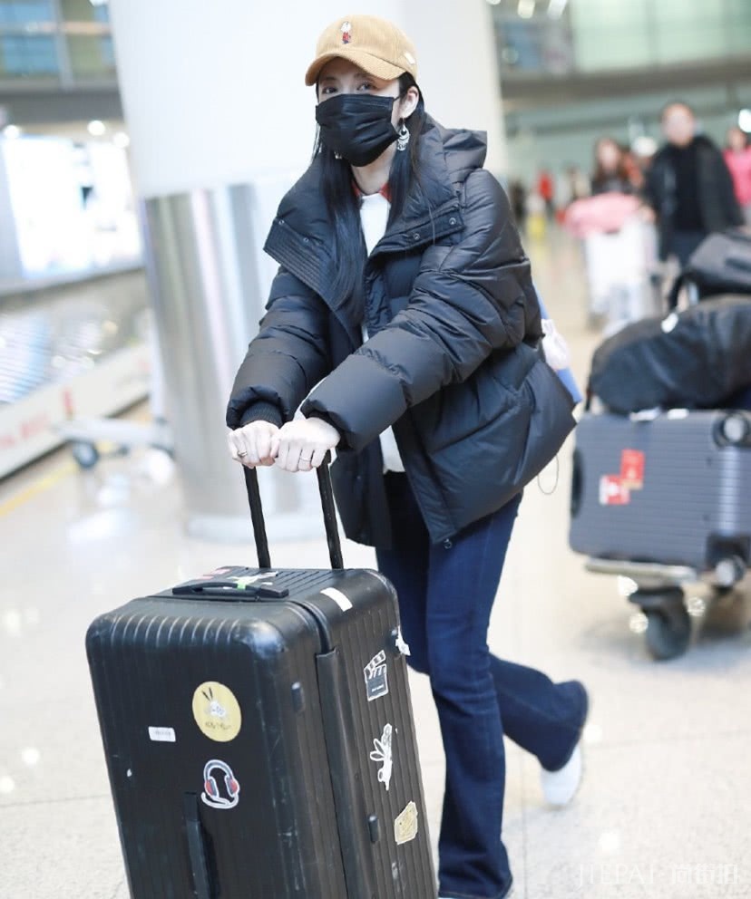 姚晨穿“胖毛衣”出门，胖的都认不出来了！