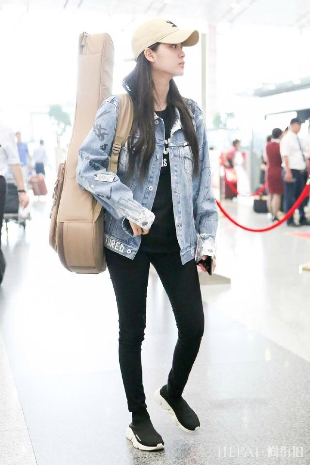 欧阳娜娜霸气红唇与比较浓重的眼妆看起来特别帅酷有范