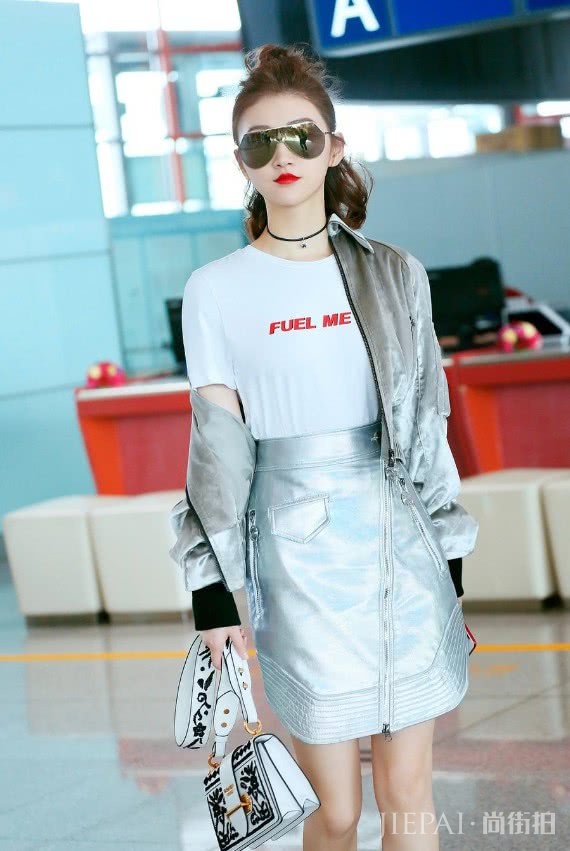 景甜穿短裙就成了“机器人”，帅气又不失个性！