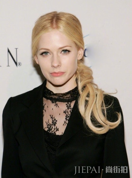 艾薇儿淡妆仙气十足还撞脸贝嫂？