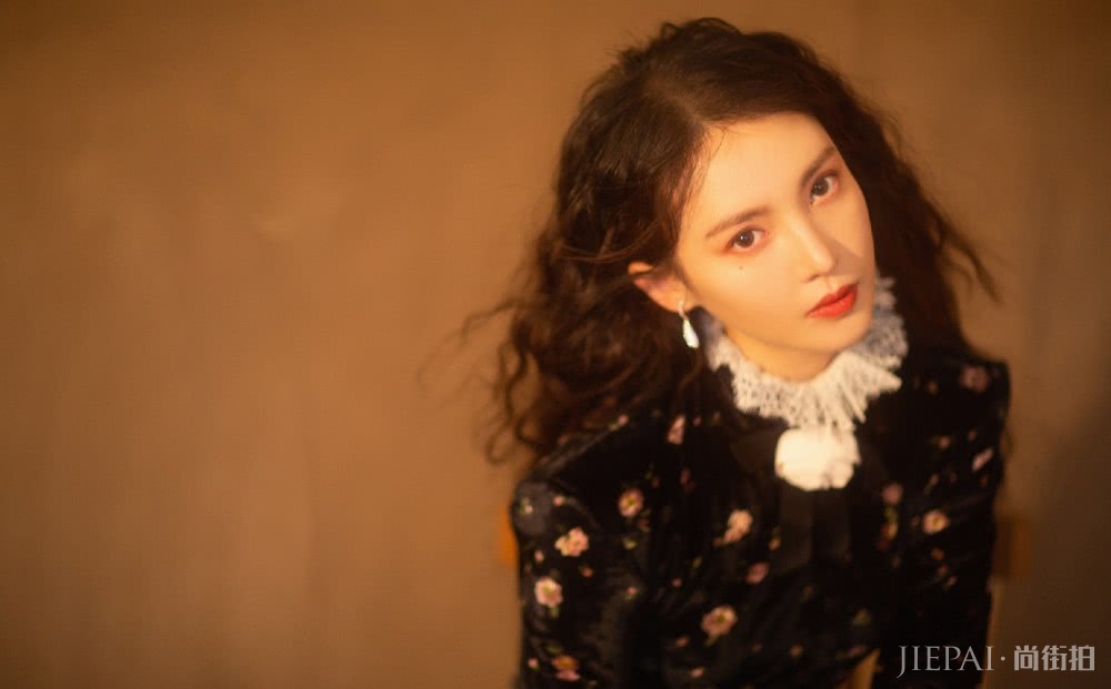 金晨终于烫卷发了,气质更惊艳