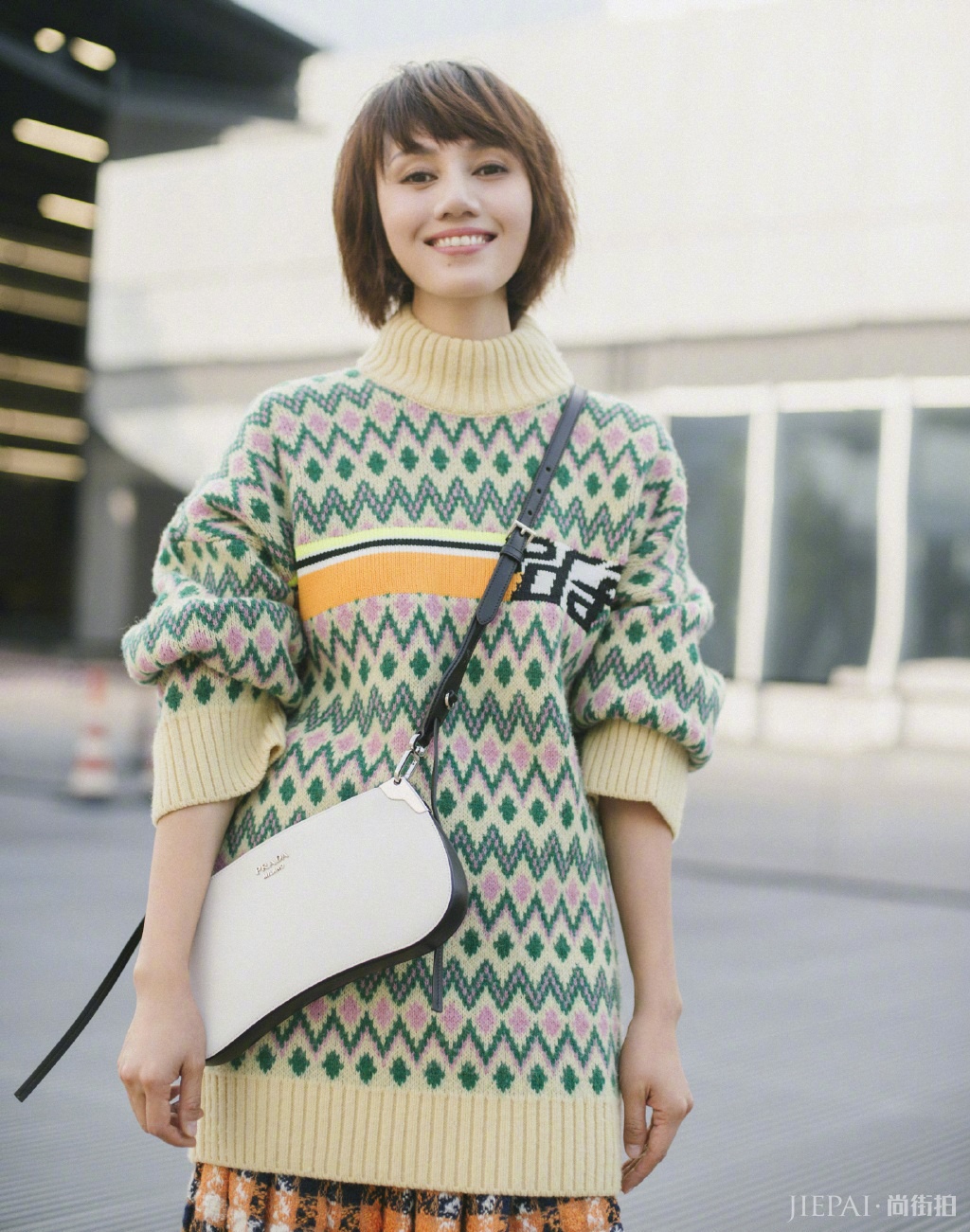 袁泉蓝色牛仔棉服搭配休闲裤走机场