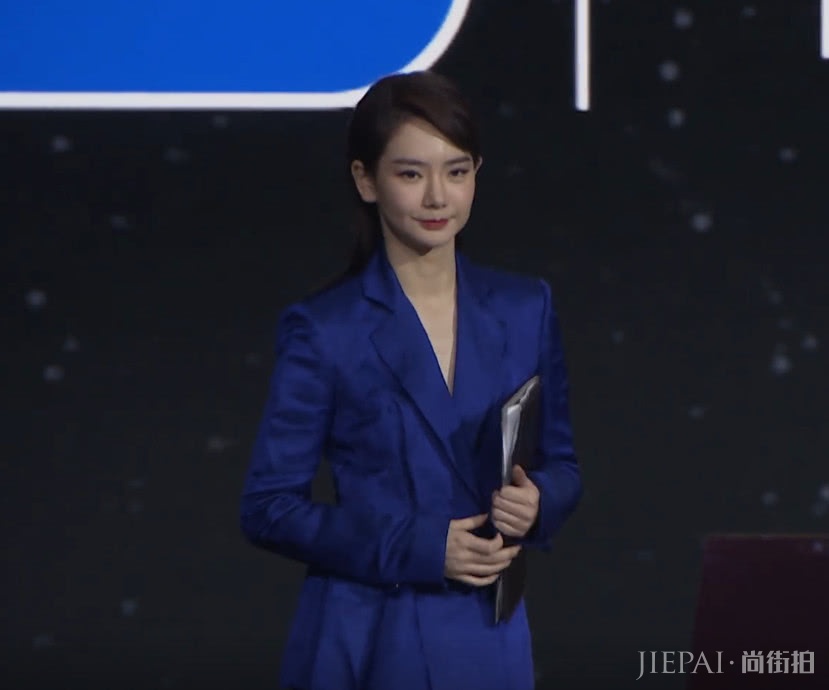 《见字如面》里戚薇齐肩直发知性优雅，气质发型就选它