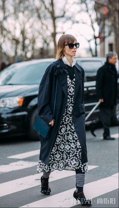 长款连衣裙配什么外套 复古甜美一件搞定
