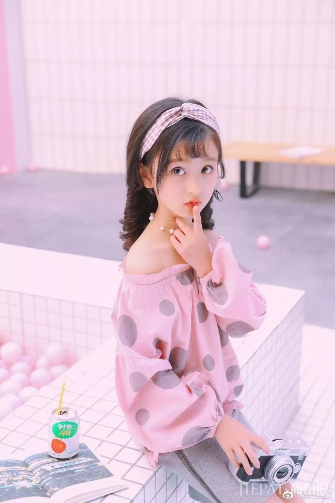 都说抖音洋娃娃是照网红界最美妈妈整的,看到她校花时照片真相了